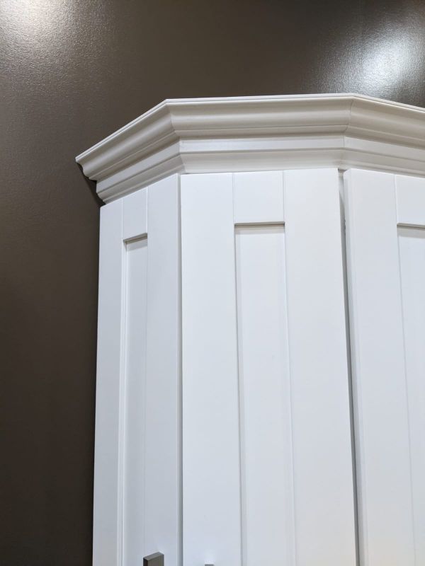white crown moulding on kitchen cabinets